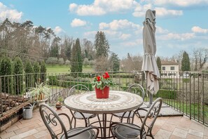Outdoor dining - Casa Paradiso – surrounded by greenery, just steps from Lucca (Lucca)