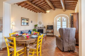 Dining - Casa Paradiso – surrounded by greenery, just steps from Lucca (Lucca)