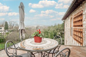 Outdoor dining - Casa Paradiso – surrounded by greenery, just steps from Lucca (Lucca)
