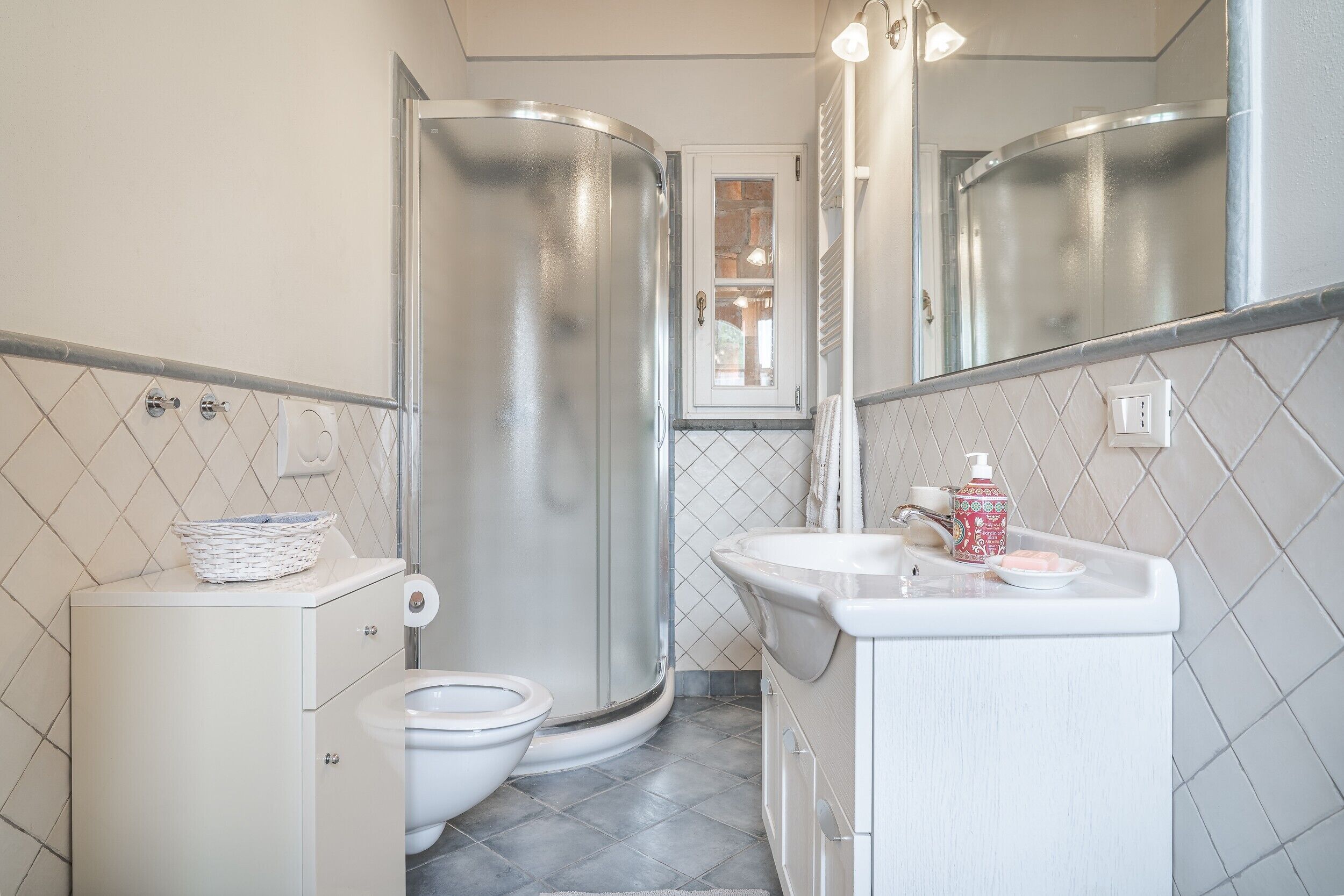 Un baño con ducha, inodoro y lavabo.