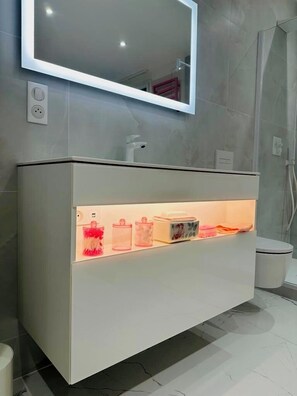 Bathroom - "Rose" Atypical Cocoon in the Heart of the Upper Quarter (Sète)