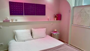 1 slaapkamer, een strijkplank/strijkijzer, gratis wifi, beddengoed