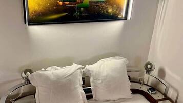 1 chambre, fer et planche à repasser, Wi-Fi gratuit, draps fournis