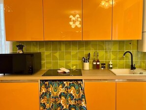 Réfrigérateur, micro-ondes, plaque de cuisson, lave-vaisselle