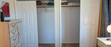 Leilighet, flere senger, balkong, hageutsikt (Habitat #N)