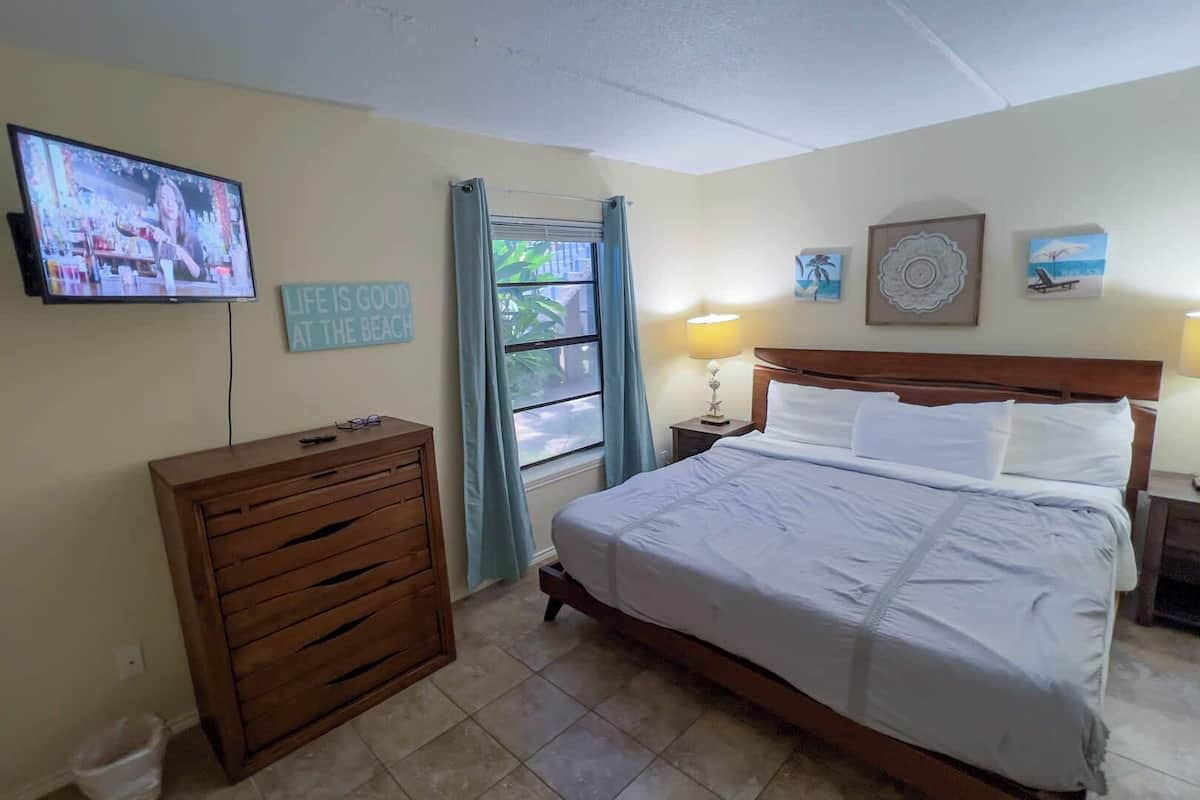 Lakás, több ágy, erkély, kilátással a kertre (Habitat #N)