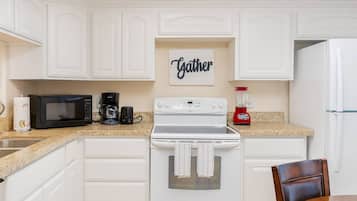 Appart'hÎtel, plusieurs lits, balcon, vue jardin (Habitat #N) | Cuisine privée