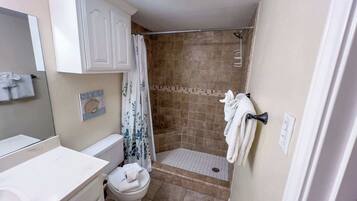 Appart'hôtel, plusieurs lits, balcon, vue jardin (Habitat #N) | Salle de bain | Serviettes fournies
