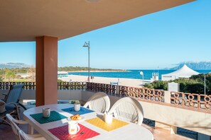 Outdoor dining - Arvella Stay II by Klodge, Bados beachfront terrace (Olbia)