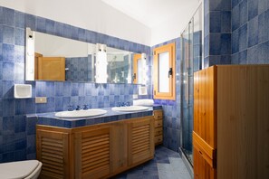 Shower, hair dryer, bidet - Arvella Stay II by Klodge, Bados beachfront terrace (Olbia)
