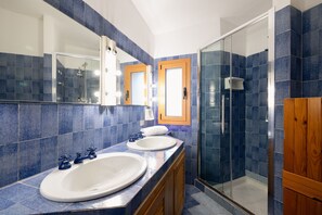 Regadera, secadora de cabello, bidet 