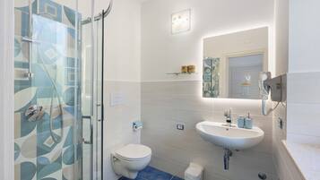Een douche, een haardroger, handdoeken