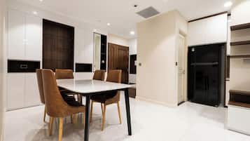 Apartamento luxo, 2 quartos, sacada, vista para a cidade | Opções para refeição