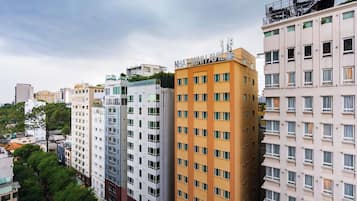 Apartamento luxo, 2 quartos, sacada, vista para a cidade | Fachada