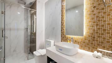 Apartamento luxo, 2 quartos, sacada, vista para a cidade | Banheiro