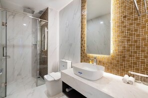 Apartamento luxo, 2 quartos, sacada, vista para a cidade | Banheiro