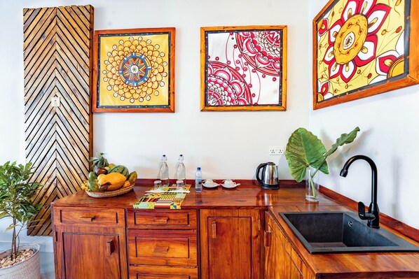 Una cocina con armarios de madera, un lavamanos y un frutero.