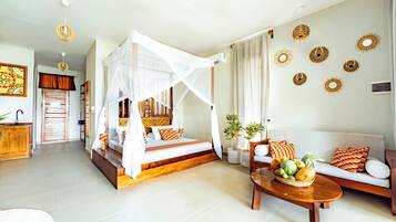 Suite estudio Deluxe, vistas al jardín | Caja fuerte, tabla de planchar con plancha, wifi gratis y ropa de cama