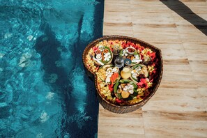 야외 수영장, 08:00 ~ 21:00 오픈, 수영장 파라솔, 일광욕 의자