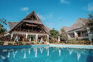 Piscine extérieure, parasols de plage, chaises longues