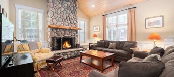 Pine Trace Escape in Glen Arbor