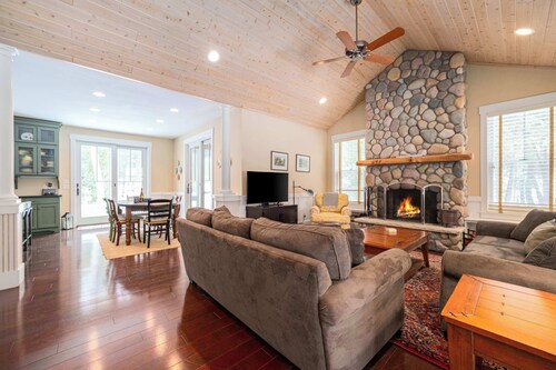 Pine Trace Escape in Glen Arbor