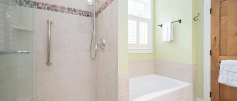 Douche, sĂšche-cheveux, serviettes fournies, shampoing