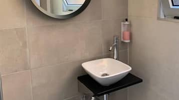 Doppelzimmer, Balkon, Blick auf den Innenhof | Badezimmer