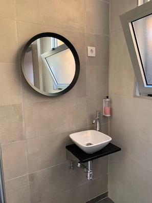 Double Room, Balcony, Courtyard View | Bathroom