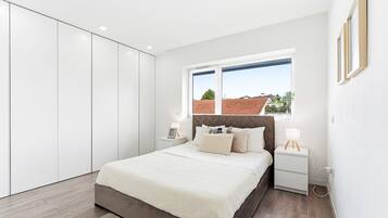 3 bedrooms, iron/ironing board, internet, bed sheets