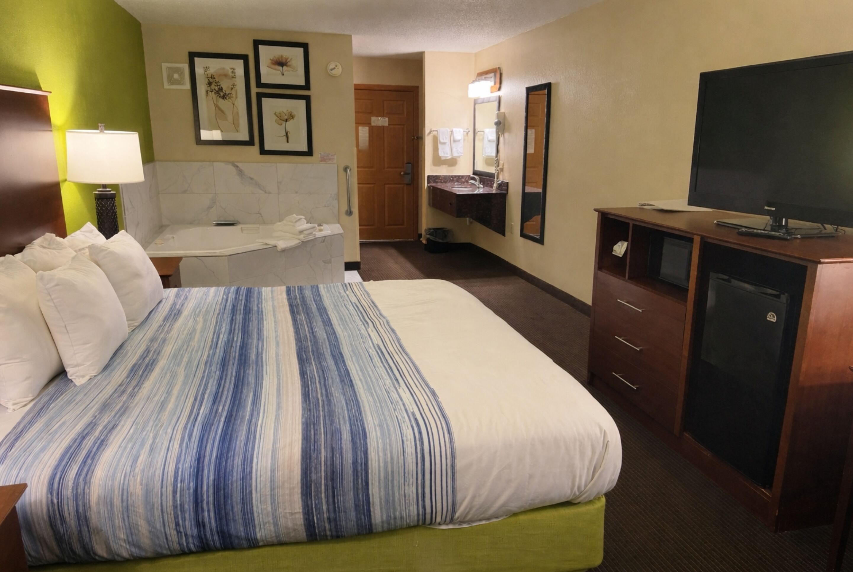 1 King Luxury Studio Jacuzzi Non-Smoking Accessible