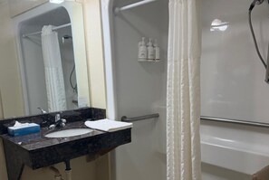 Kombinasi shower/bathtub dan perlengkapan mandi gratis