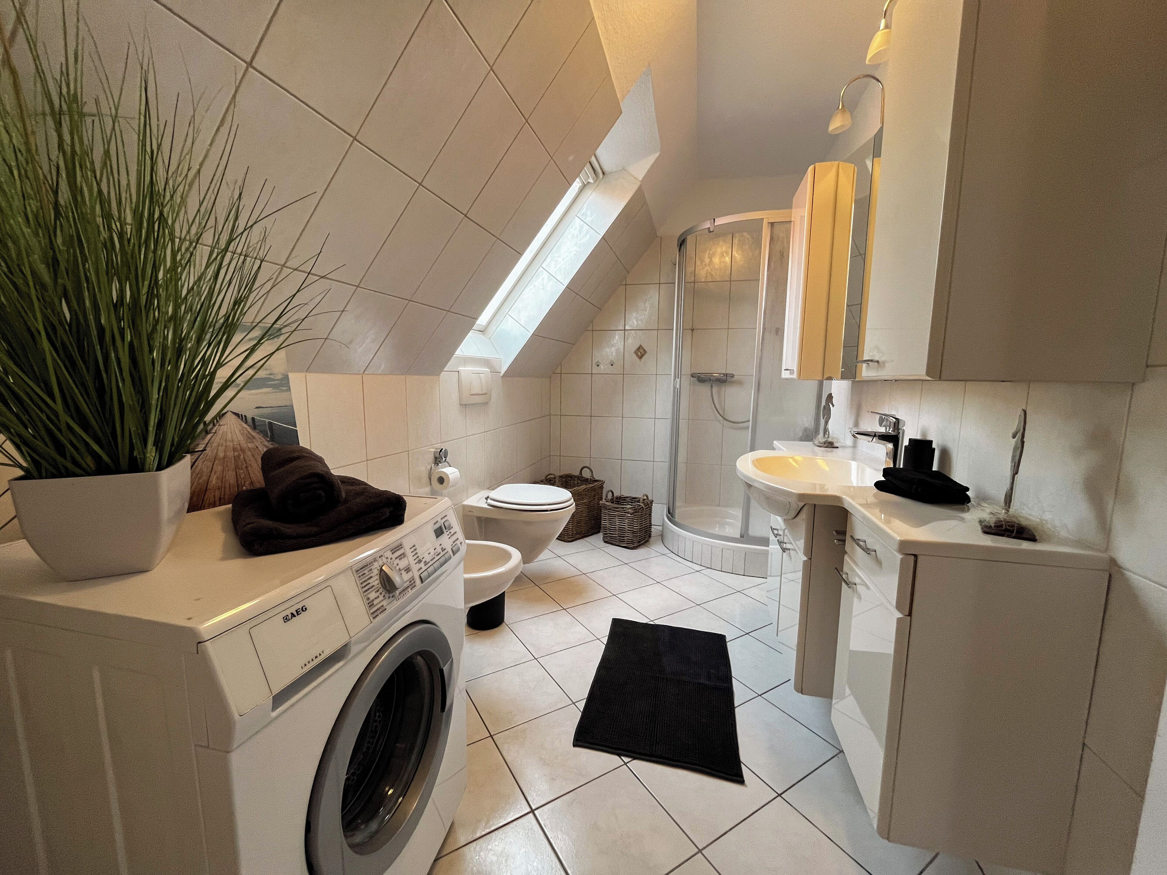 Sèche-cheveux, bidet, serviettes fournies
