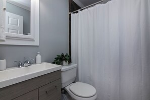 Secadora de cabello, toallas, jabón, papel de baño 
