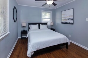 3 habitaciones, tabla de planchar con plancha, internet y ropa de cama 
