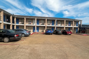 Ein mehrgeschossiges Motel mit Parkplatz.