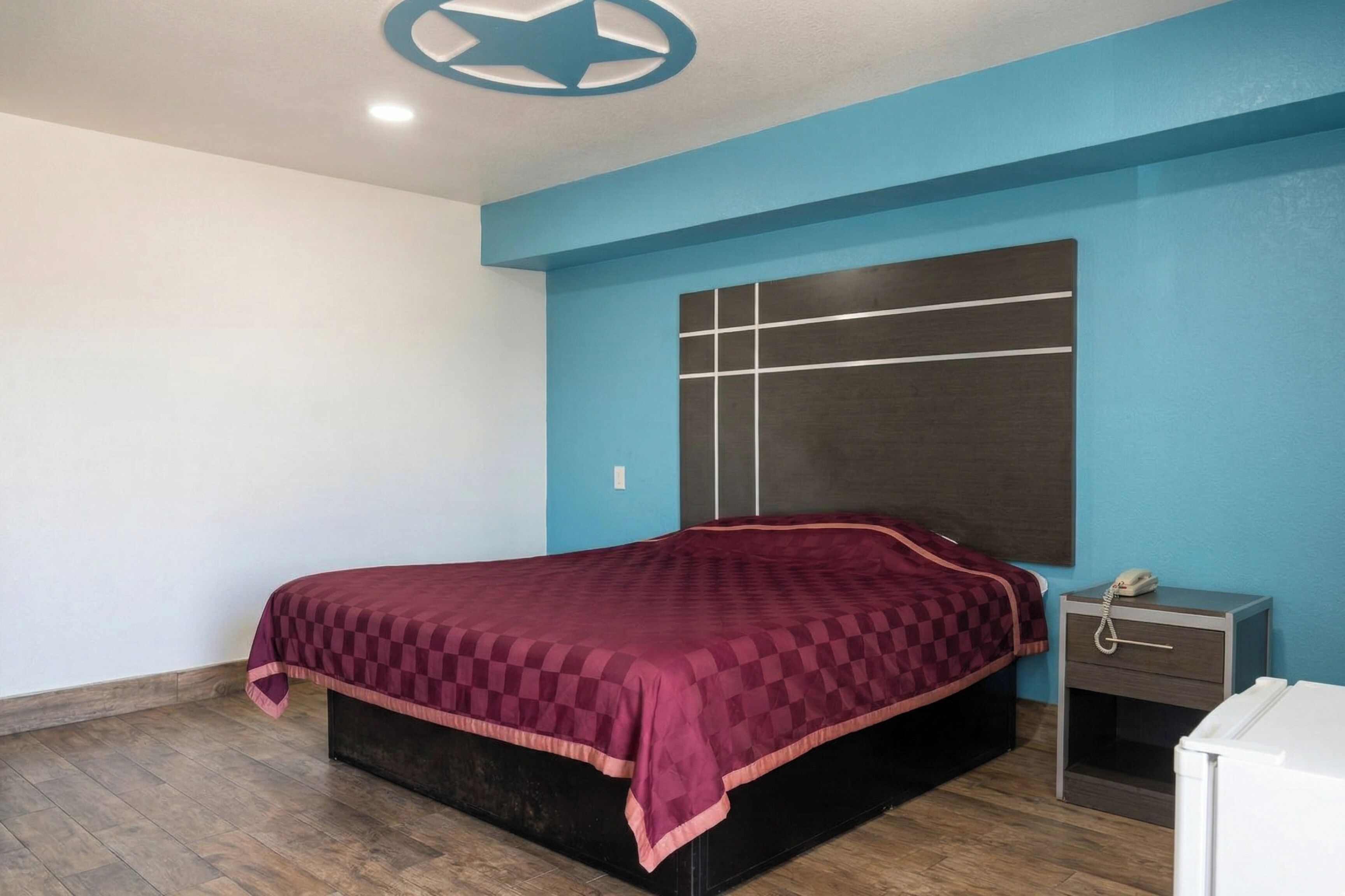 Room, 1 King Bed, Smoking