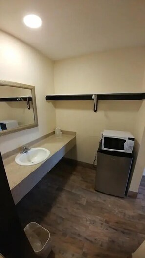 Room, 1 King Bed, Smoking | Bathroom - Golden Motel Near Houston Medical Center (Houston)