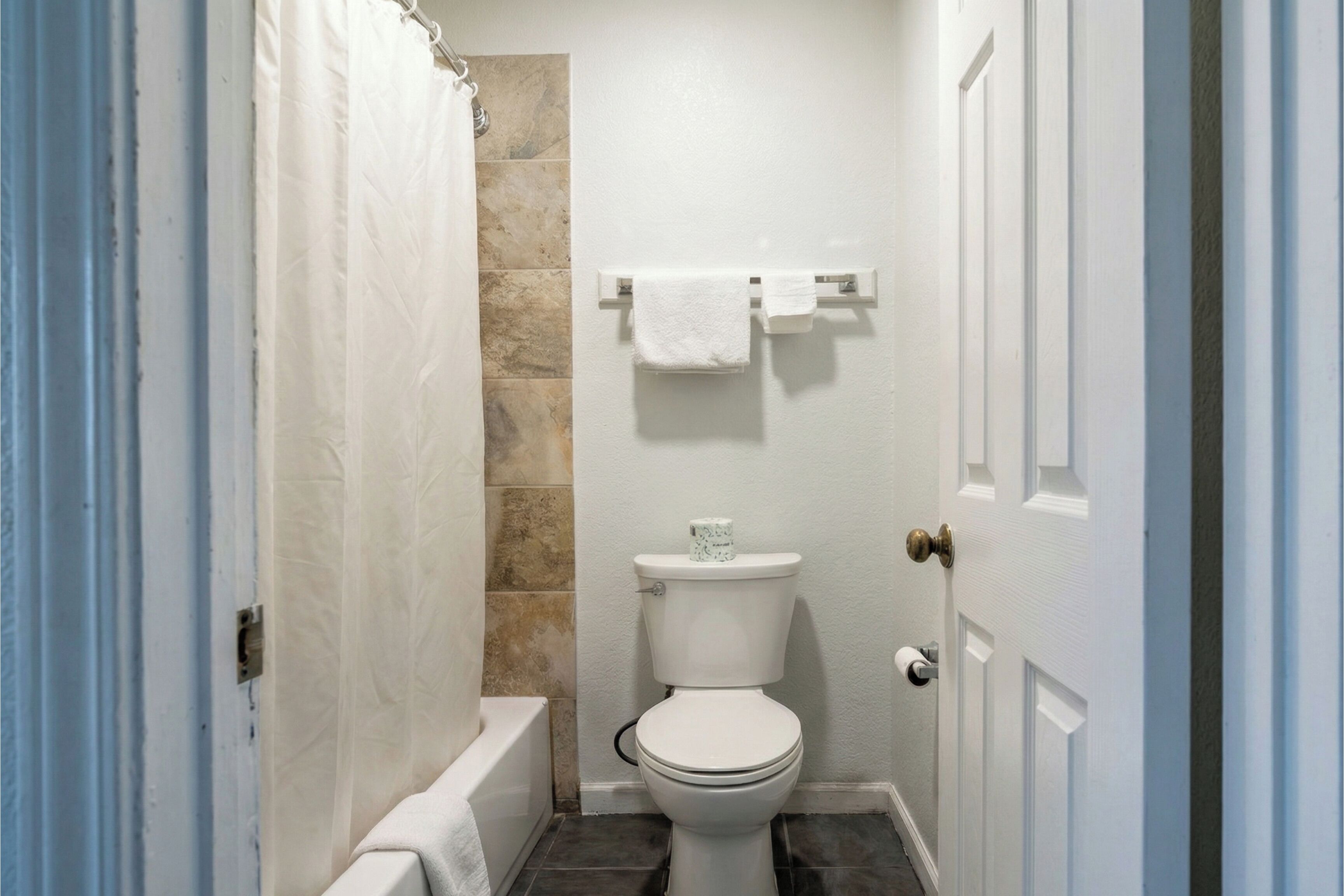 Room, 1 King Bed, Smoking | Bathroom