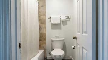 Room, 1 King Bed, Smoking | Bathroom