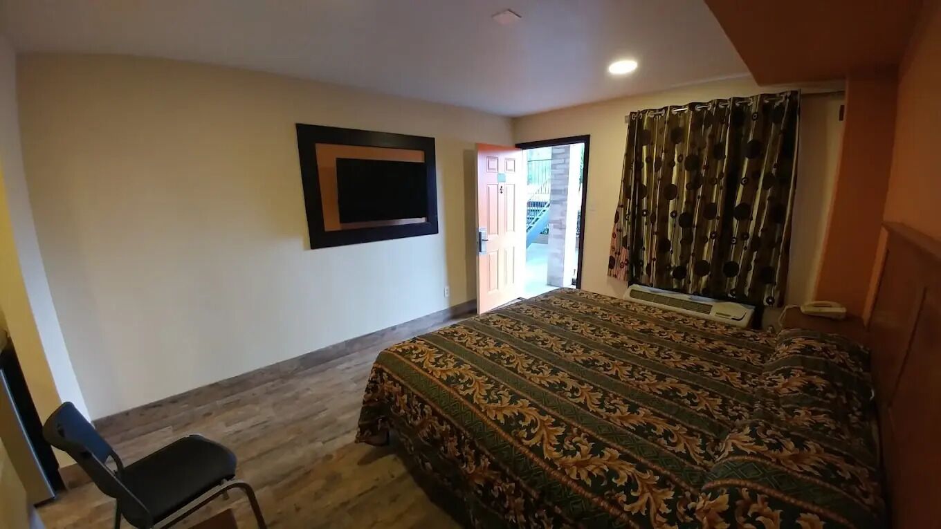 Room, 1 King Bed, Smoking