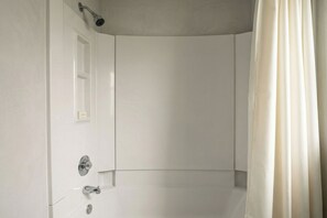 Room, 1 King Bed, Smoking | Bathroom