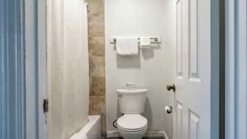 Room, 1 King Bed, Smoking | Bathroom