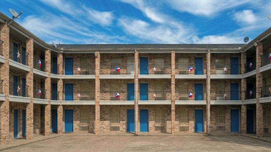 Golden Motel Near Houston Medical Center