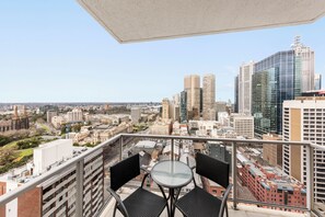 Outdoor dining - Oaks Melbourne on Lonsdale Suites (Melbourne)