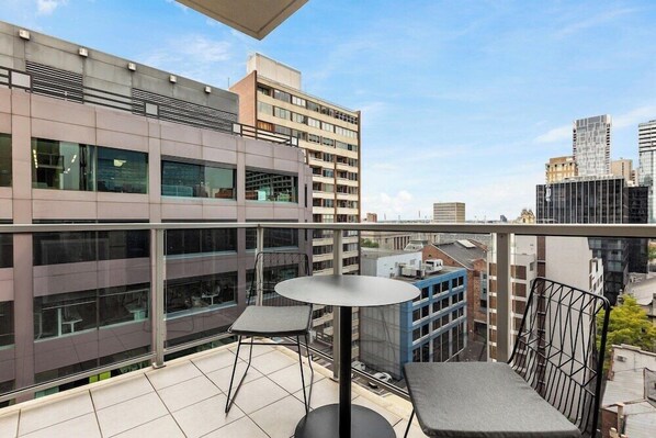 Outdoor dining - Oaks Melbourne on Lonsdale Suites (Melbourne)