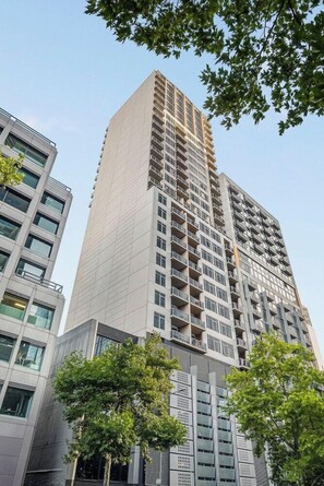 A high-rise building with multiple balconies and a modern architectural design. - Oaks Melbourne on Lonsdale Suites (Melbourne)