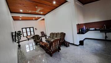 Comfort House, Balcony, Garden View | Living area