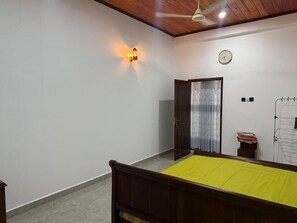 Casa Confort, balcón, vista al jardín