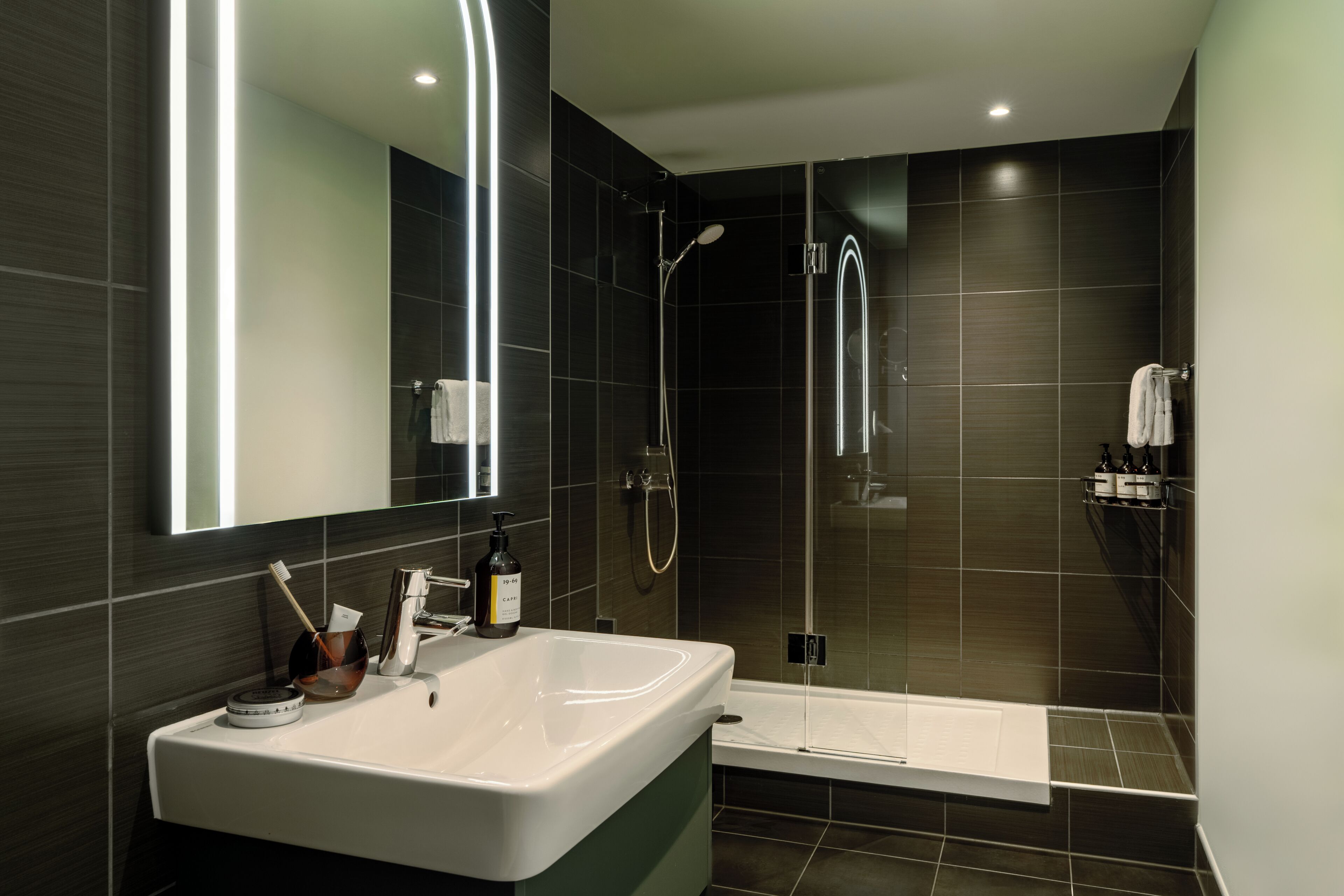 Signature Apartment | Bathroom | Shower, eco-friendly toiletries, hair dryer, towels